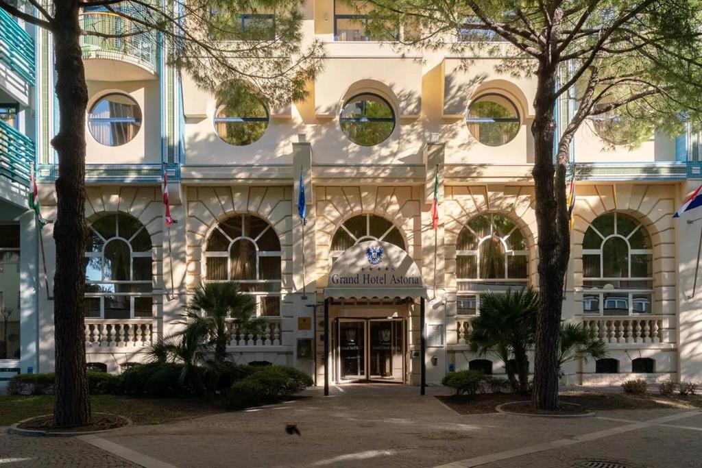 Online bestellen: Grand Hotel Astoria