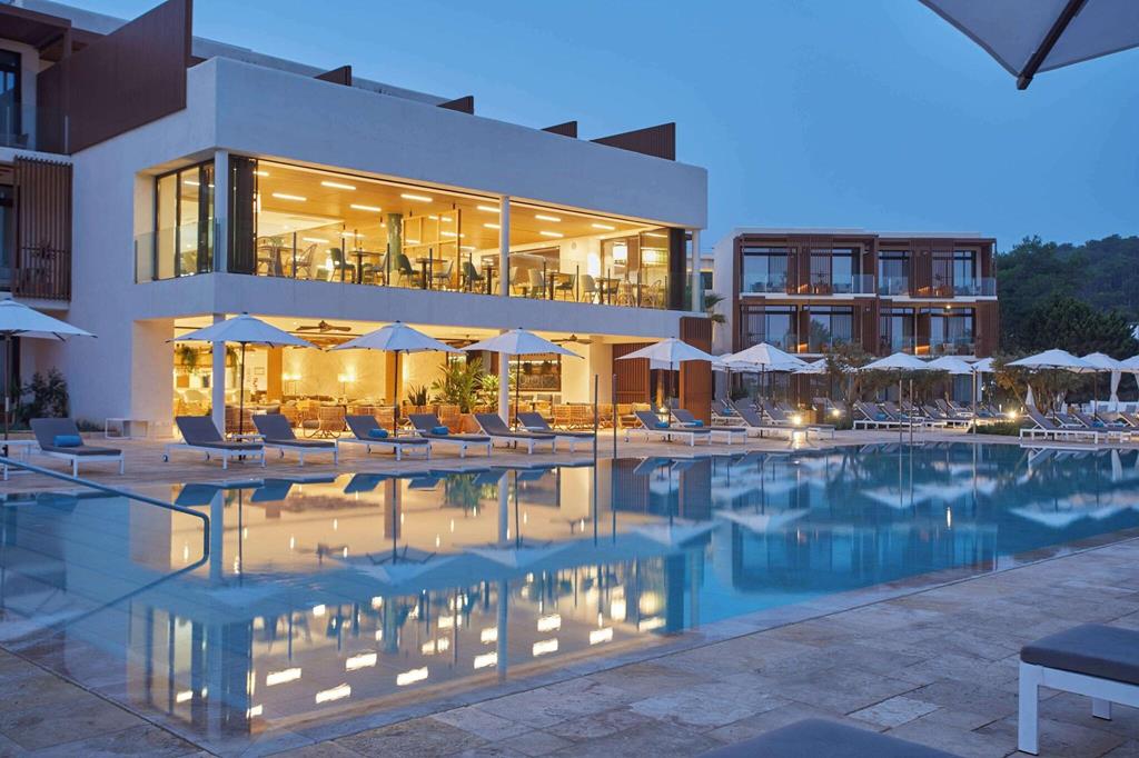 the-club-cala-san-miguel-ibiza