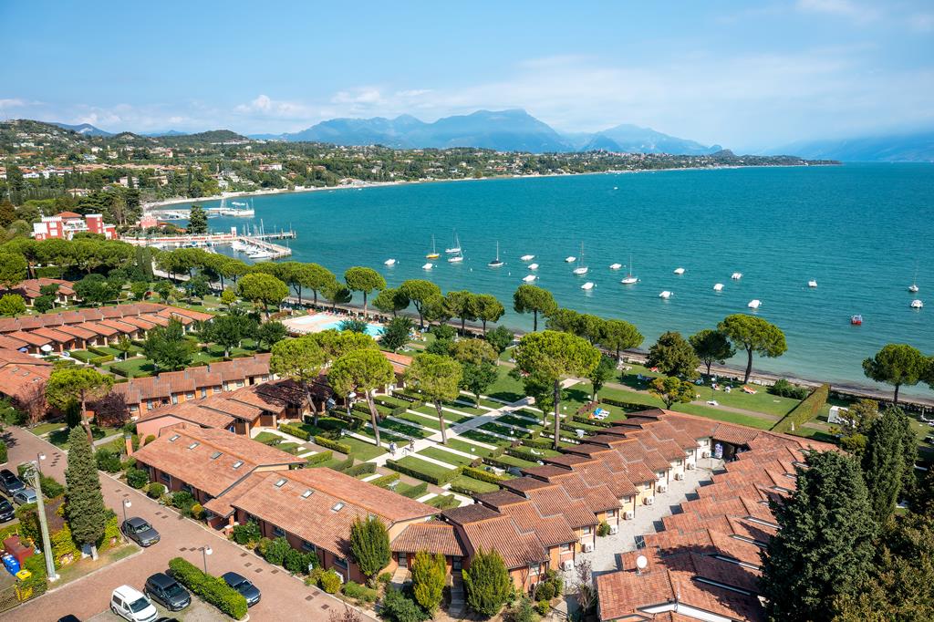 Online bestellen: Front Lake Resort Le Corti Del Lago