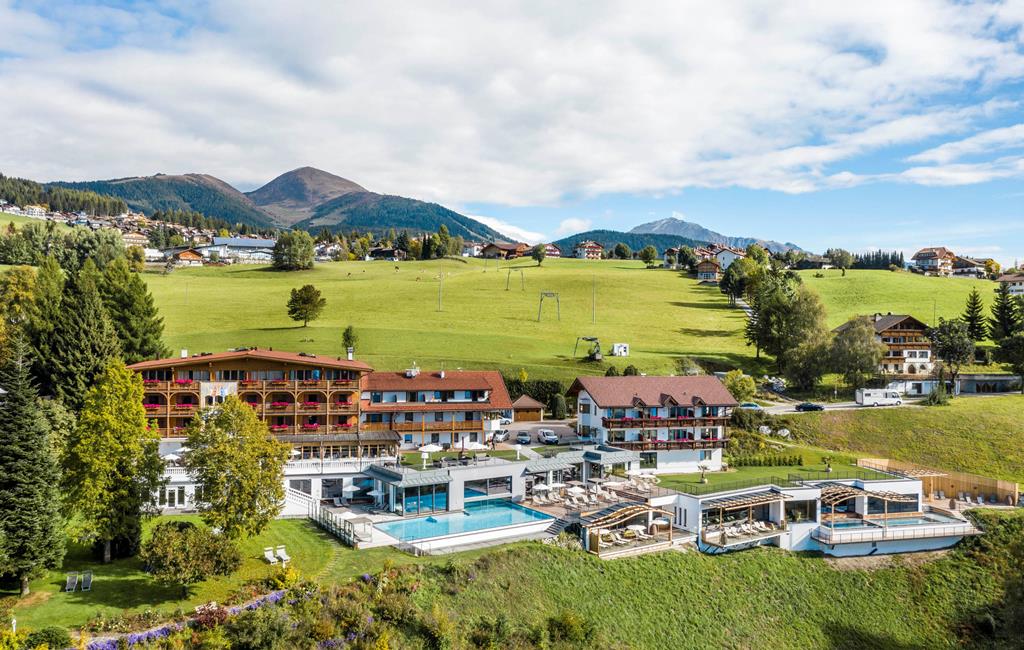 Wellness 4* Dolomieten € 1210,- ➤ Parkhotel Holzerhof