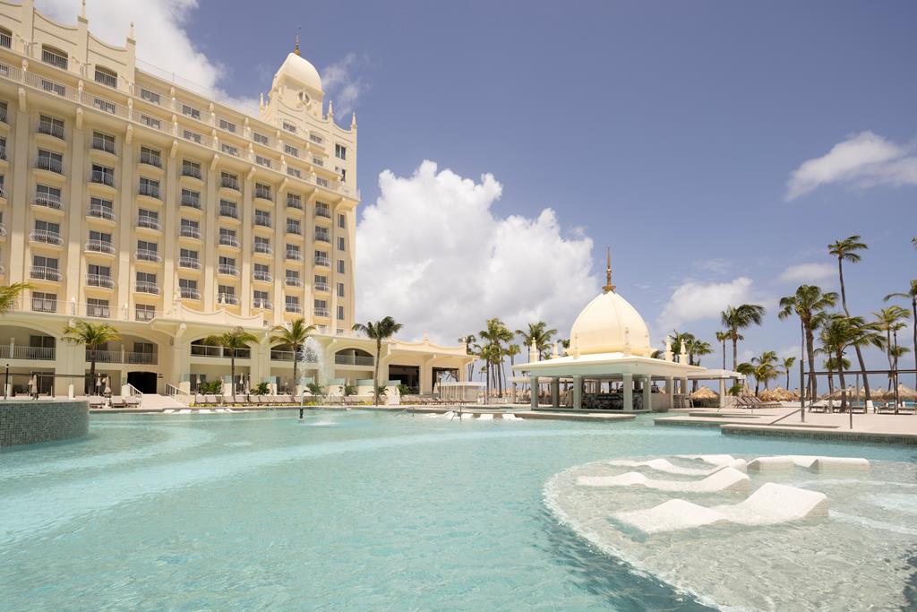 Bar en terras bij Riu Palace Aruba (miniatuur)