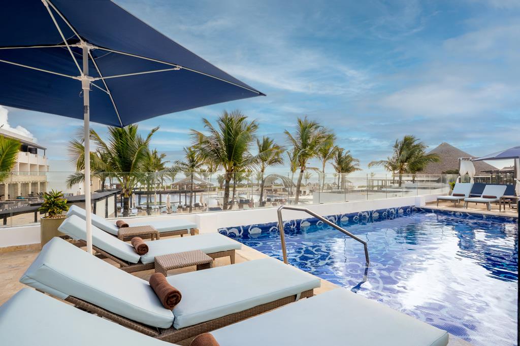 Bar en terras bij Royalton CHIC Punta Cana (miniatuur)