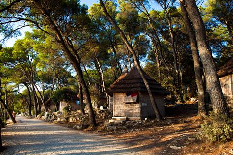 Goedkoop op autovakantie Noord Dalmatië ⏩ Pine Beach Ecoresort