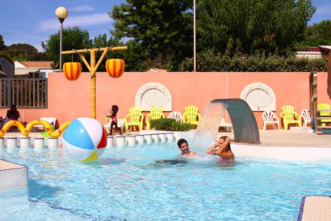 Camping 4* Hérault - Frankrijk € 459,- ⁂ fitness, animatieteam, hond is welkom, zwembaden, midgetgolf