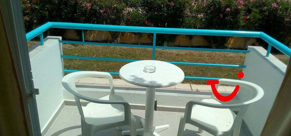 Leonidas Hotel And Studios